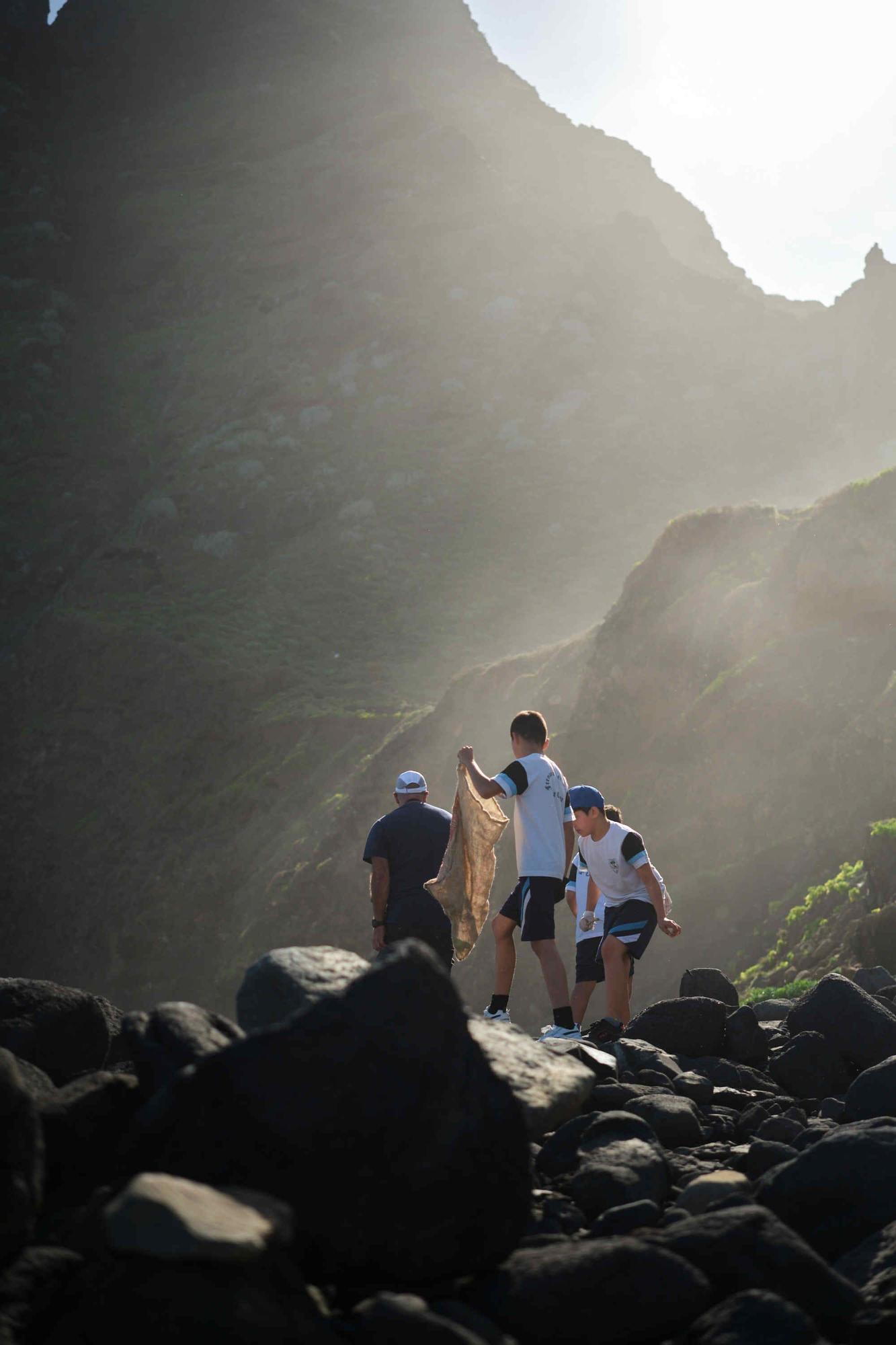 Limpieza de la playa Los Troches, en Punta del Hidalgo