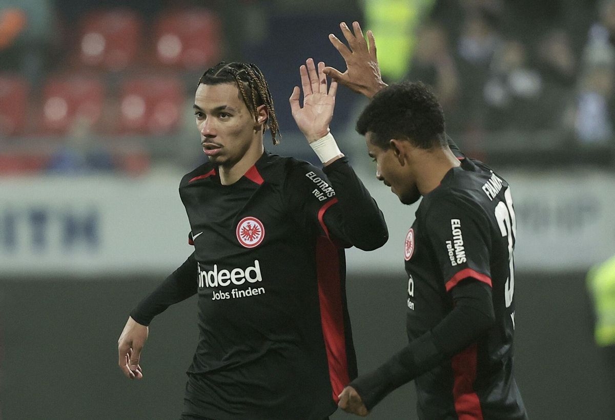 Heidenheim (Germany), 01/12/2024.- Hugo Ekitike of Frankfurt (L) celebrates with teammates after scoring the 4-0 lead during the German Bundesliga soccer match between 1. FC Heidenheim 1846 and Eintracht Frankfurt in Heidenheim, Germany, 01 December 2024. (Alemania) EFE/EPA/RONALD WITTEK CONDITIONS - ATTENTION: The DFL regulations prohibit any use of photographs as image sequences and/or quasi-video