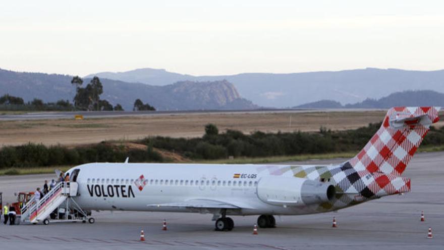 Un grupo de pasajeros embarca en el vuelo a Ibiza de Volotea en Peinador // J. Lores