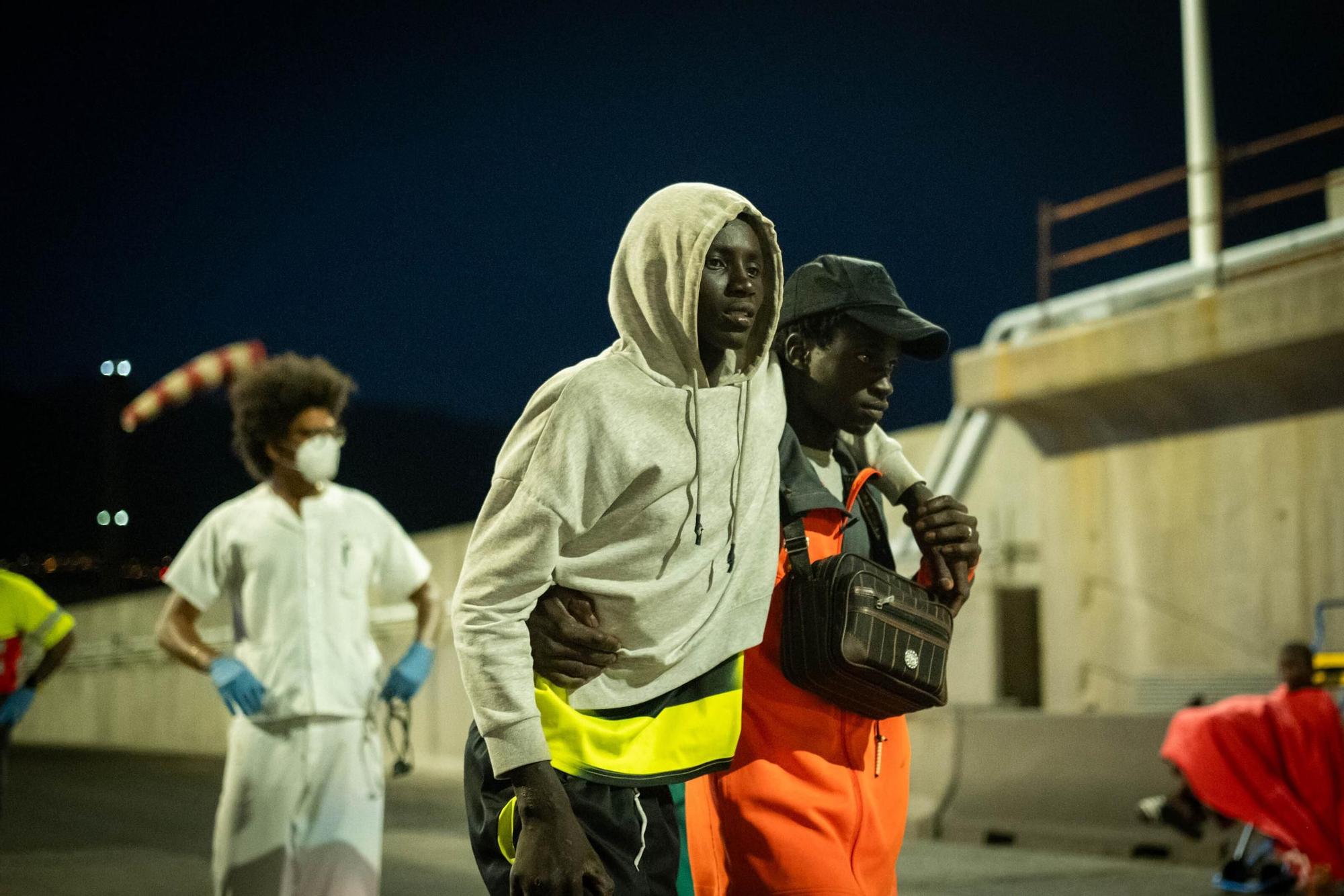 Llegada de un cayuco al Puerto de Granadilla