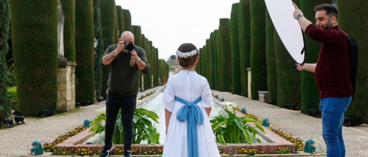 Una niña de comunión durante su sesión fotográfica en el Alcázar de los Reyes Cristianos.