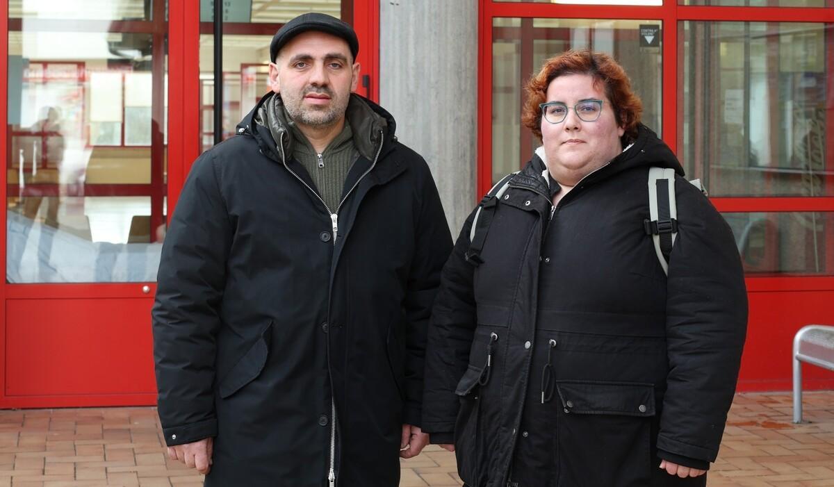 Juan David Sixto e a deputada Iria Carreira, do BNG, na porta do centro de saúde xalleiro.