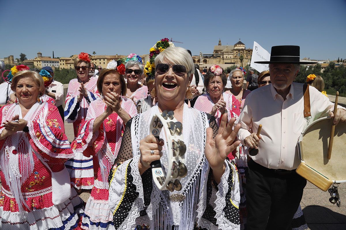 Los coros rocieros impregnan de alegría y color el camino al Arenal