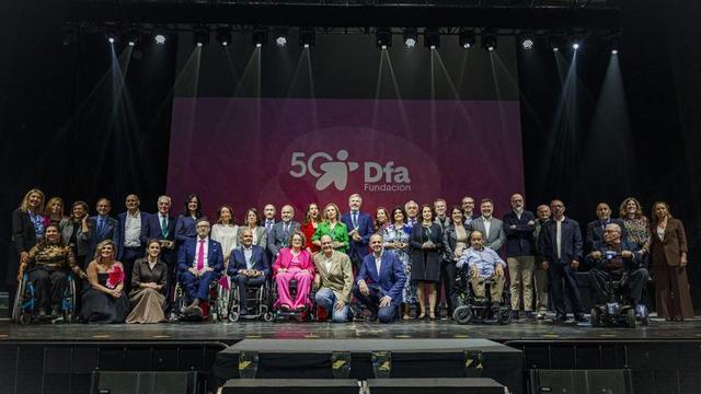 Fundación Ibercaja ha recibido el reconocimiento de Fundación DFA en la gala de celebración de su 50 aniversario. | EL PERIÓDICO