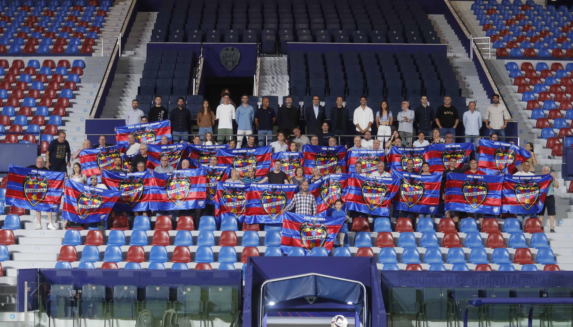 El Levante UD Iza la bandera con las peñas levantinistas