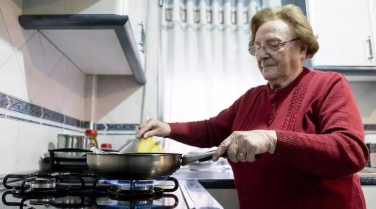 Una mujer cocinando con gas