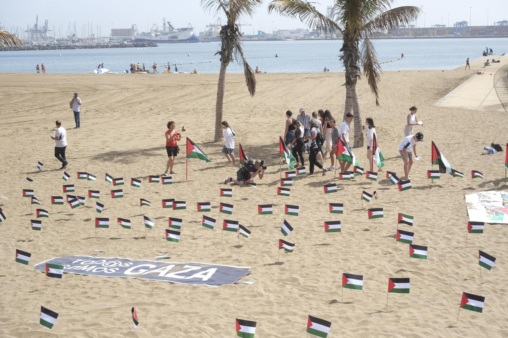 500 banderas por Palestina en la playa de Las Alcaravaneras.
