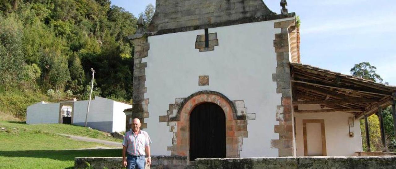 José Luis Prida, delante de la iglesia de Sariegomuerto.