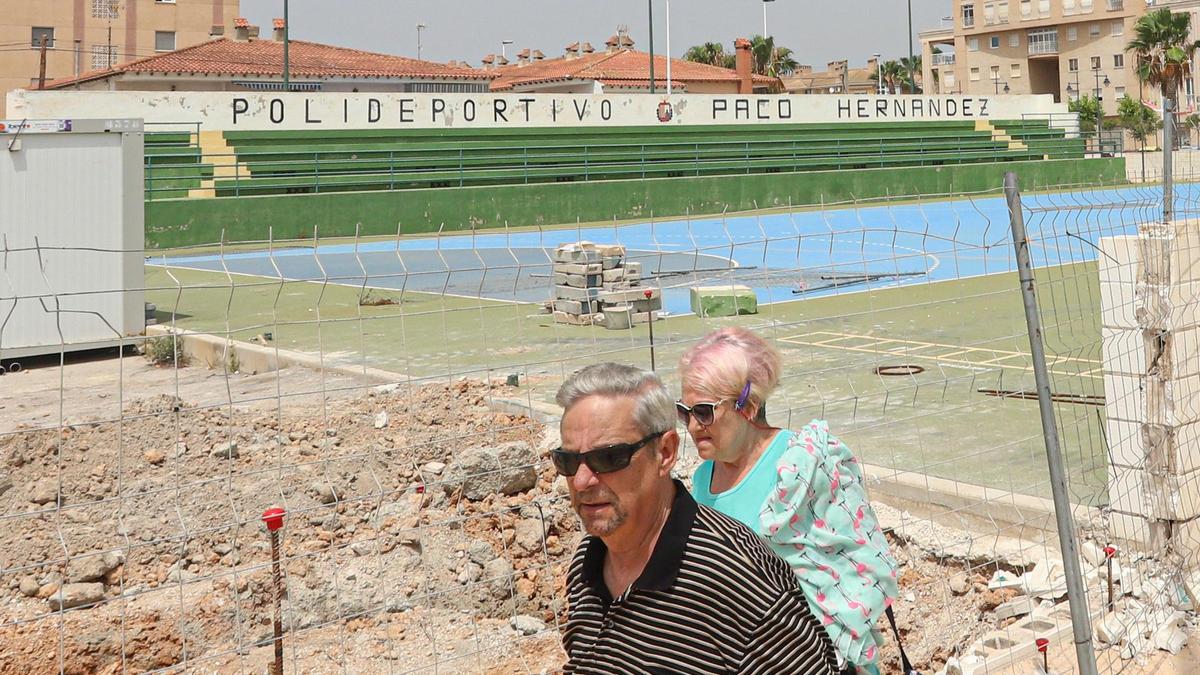 Estado que presentaba el polideportivo Paco Hernández de Santa Pola cuando las obras llevaban tres meses empezadas