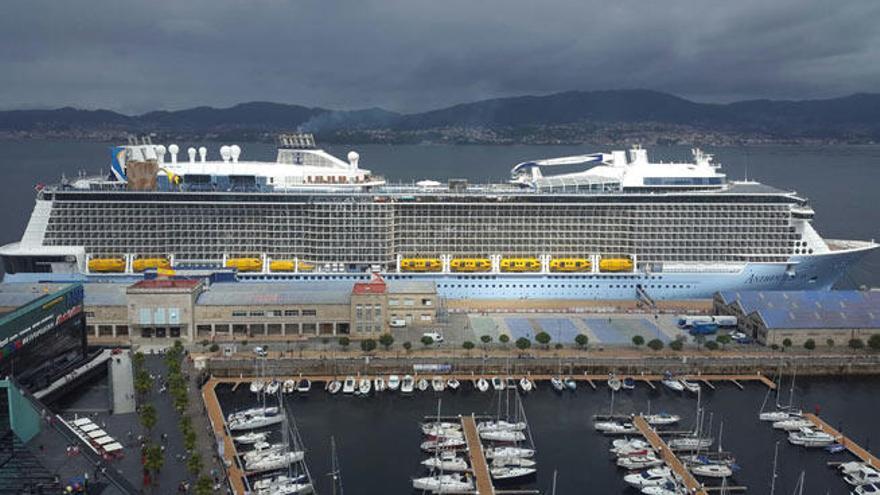 El Anthem of the Seas, esta mañana en Vigo // M. G. Brea