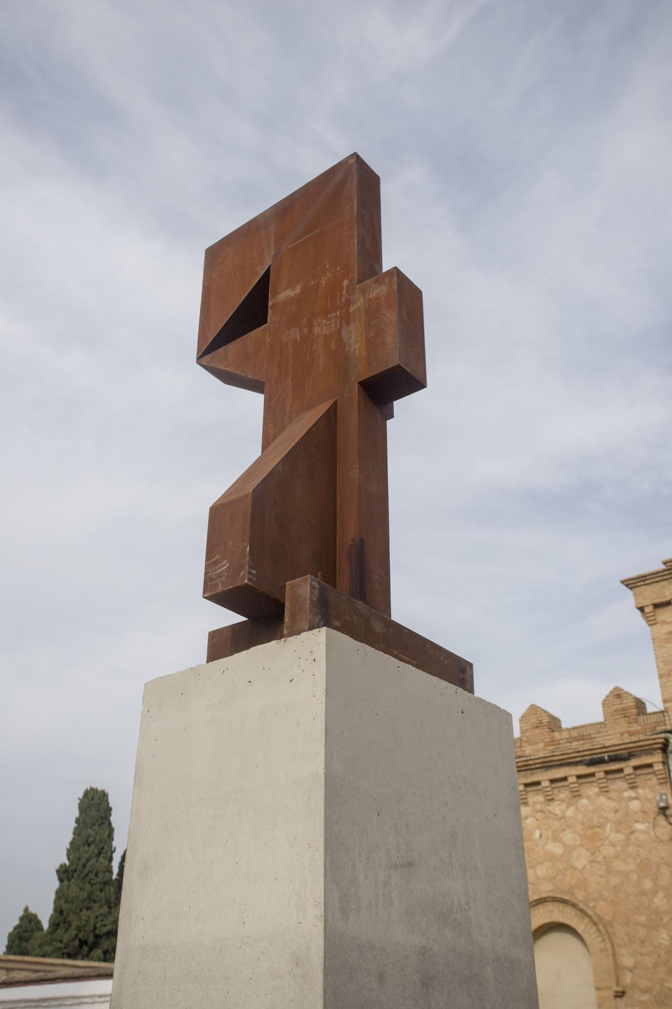 Paterna erige una escultura al enterrador que ayudó a identificar a cientos de fusilados por el franquismo, Leoncio Badía