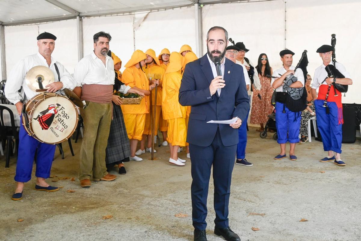 O alcalde, Julián Bustelo, dirixíndose aos asistentes á degustación.