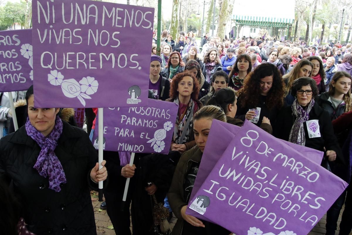 Centenares de mujeres de distintos colectivos llevan sus reivindicaciones a Colón