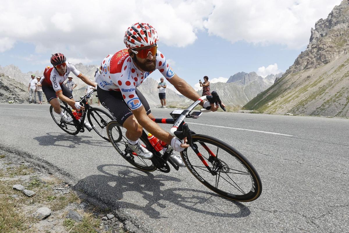Briancon (France), 14/07/2022.- The Polka Dot jersey German rider Simon Geschke (R) of Cofidis and Spanish rider Ion Izagirre Insausti of Cofidis in action during the 12th stage of the Tour de France 2022 over 165.1km from Briancon to Alpe d’Huez, France, 14 July 2022. (Ciclismo, Francia) EFE/EPA/GUILLAUME HORCAJUELO