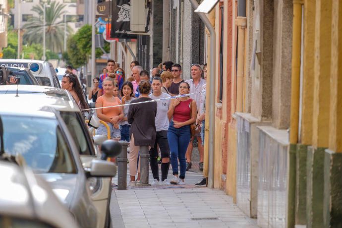 Los investigadores acordonaron toda la calle donde murió el menor y fue atacada la mujer