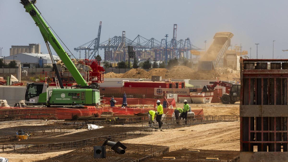Las grúas ya trabajan en el futuro centro comercial de Turianova