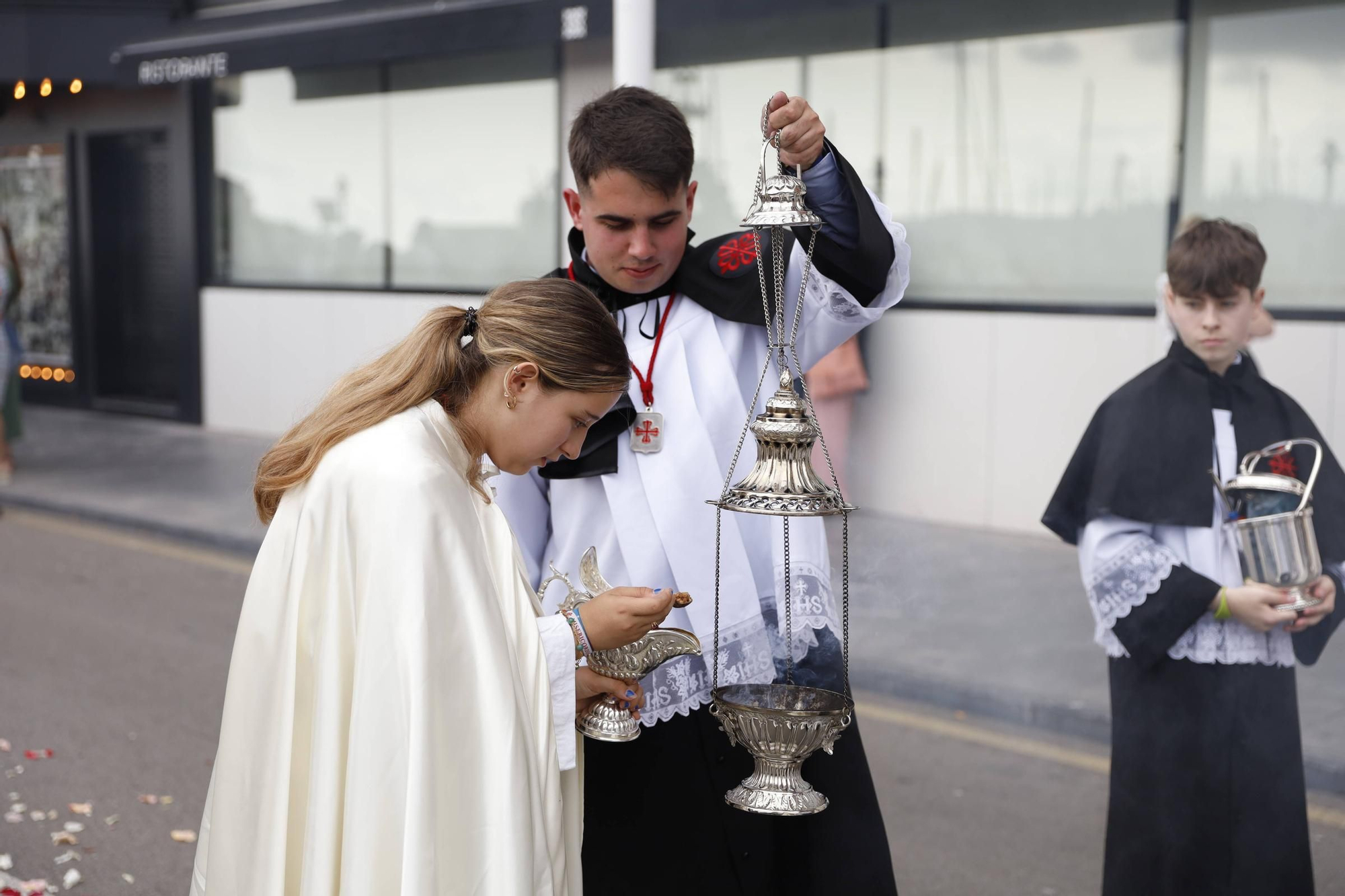 Pétalos, incienso, niños... así fue la procesión del Corpus Christi en Gijón (en imágenes)