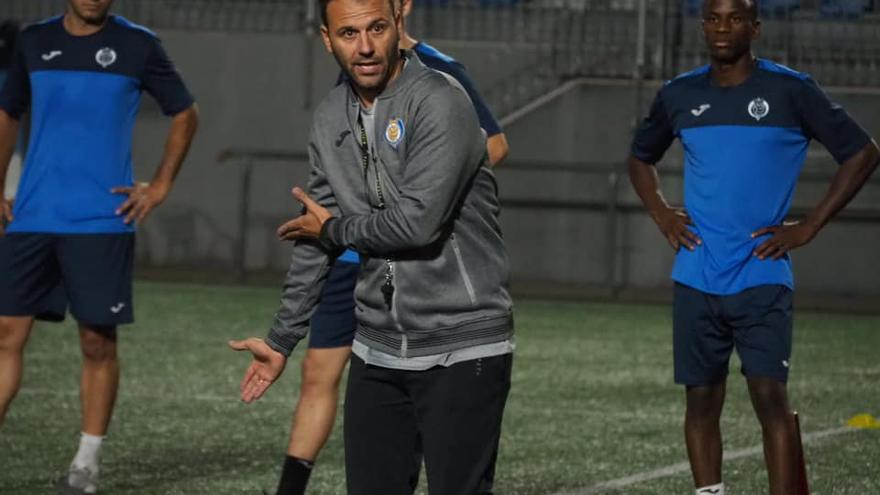 El entrenador cesado, Álex Pallarés, durante una sesión en el Olagüe