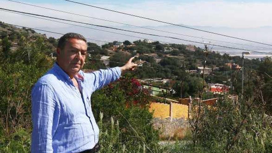 El presidente vecinal José Luis Sánchez señala la zona afectada por el planeamiento urbanístico.