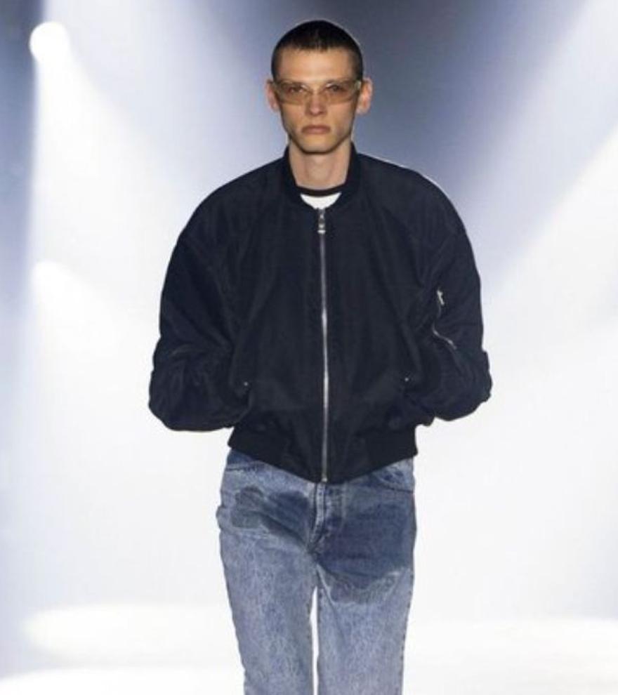 El último despropósito de la moda: así son los jeans con marca de pis que cuestan 700€ y ya se han agotado