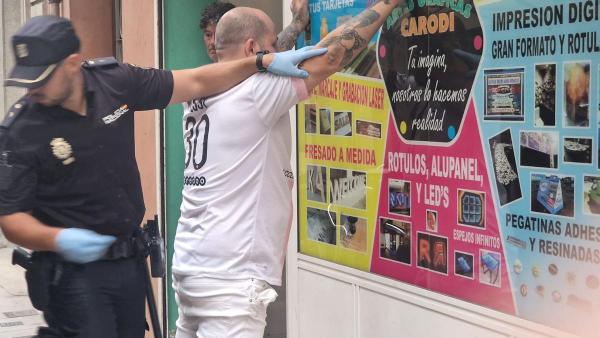 Uno de los agentes cachea a un cliente