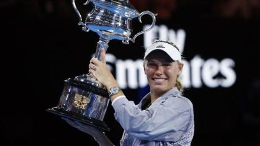 La danesa Caroline Wozniacki aixeca el trofeu de campiona