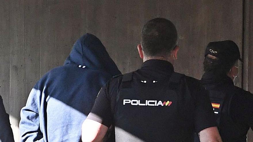 Llegada de uno de los detenidos al juzgado, el viernes. | // CARLOS PARDELLAS