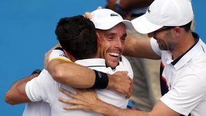 Roberto Bautista se abraza a todo su equipo tras ganar la final del torneo de Auckland frente al argentino Juan Martin del Potro.