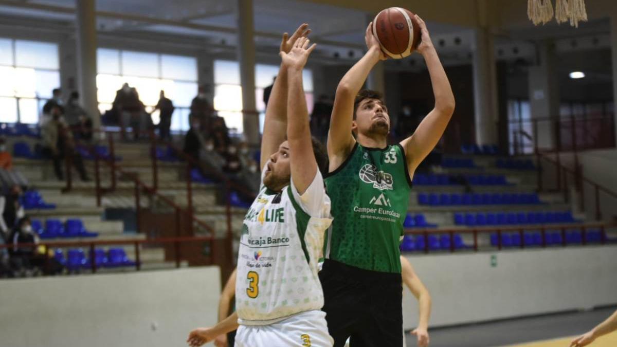 Roberto Merino (UCB) realiza un lanzamiento.