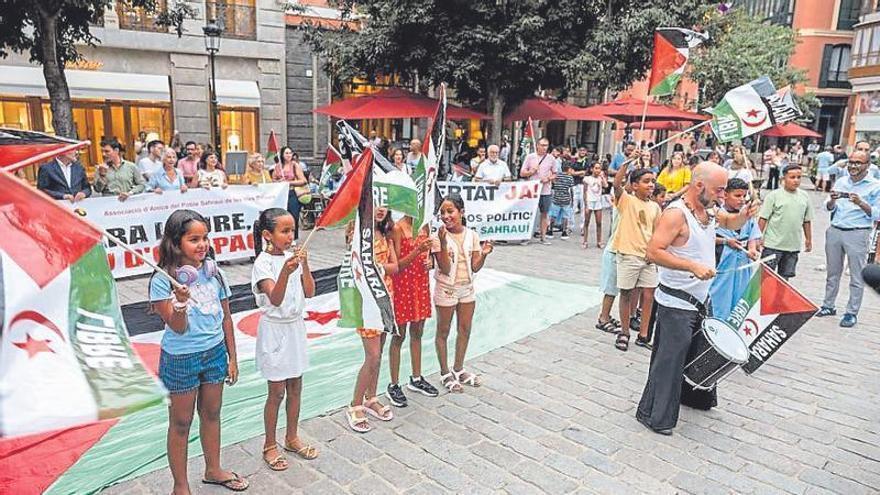 Los niños saharauis de Vacances en Pau se despiden de Mallorca en la plaza de Cort