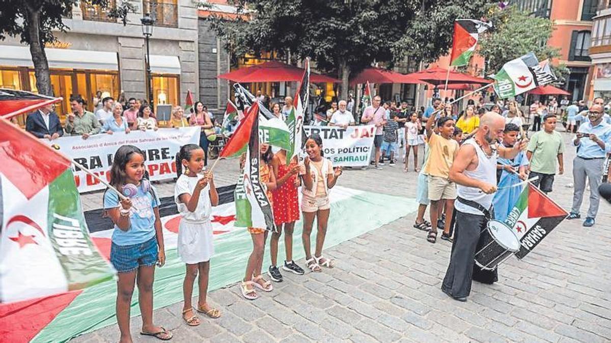 NIÑOS SAHAURIS | Los niños saharauis de Vacances en Pau se despiden de Mallorca en la plaza de Cort