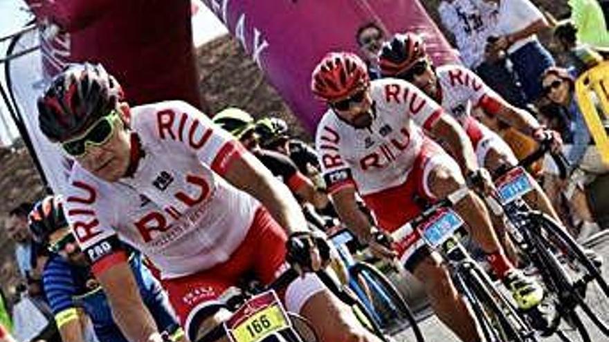 Algunos corredores durante el critérium celebrado ayer.