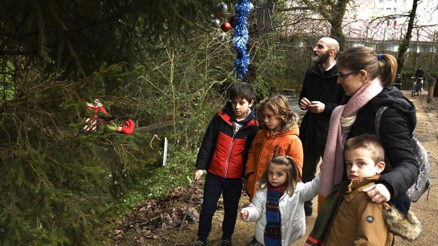 Una familia siguiendo el rastro para encontrar al elfo en el río Gafos. // RAFA VÁZQUEZ