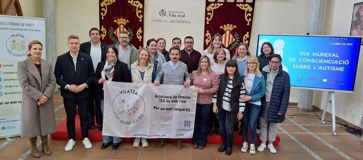 Foto de família, amb regidors i integrants de l'associació Vilatea, en concloure la lectura del manifest en favor de la inclusió de les persones amb autisme.