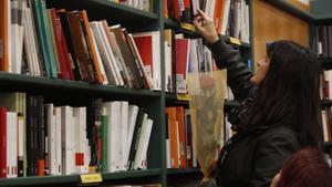 Una mujer busca libros en una librería de Barcelona en un día de Sant Jordi.