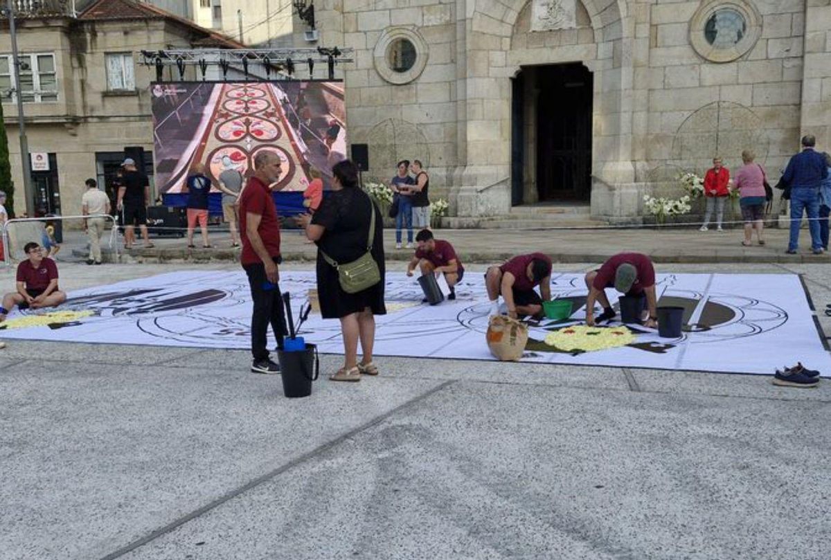 Vecinos de La Orotava elaboran su tapiz.