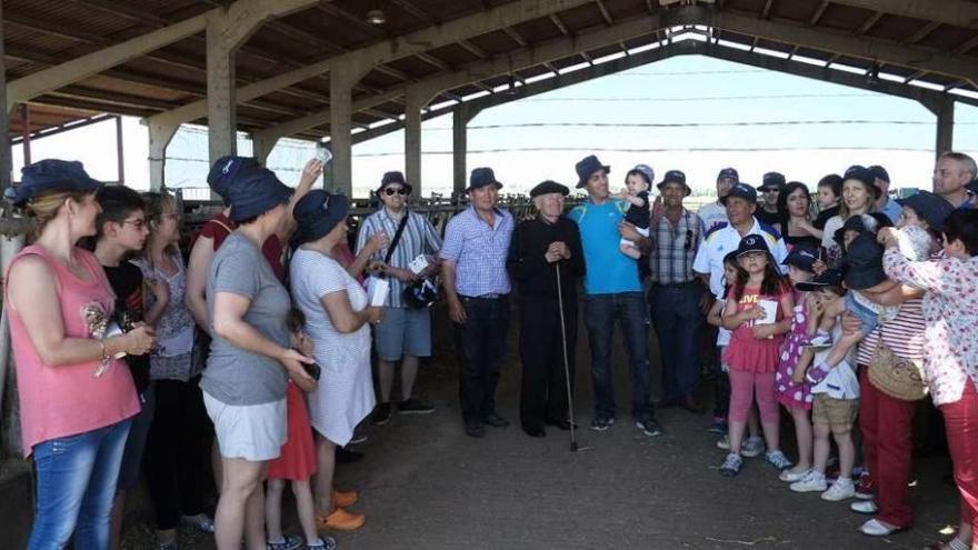 Tres generaciones de ganaderos de Andavías, de la ganadería Malillos, rodeados de los invitados que visitaron su granja.