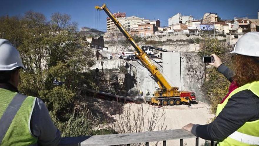 Imagen de las obras que tuvo que llevar a cabo el Ayuntamiento para reparar la calle Calderón tras el derrumbe del muro en enero de 2012.