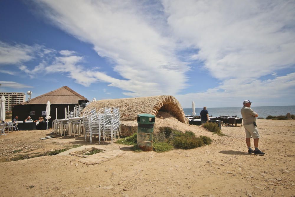 Restos del cuartel de carabineros ocupado por un chiringuito en Punta Prima de Torrevieja