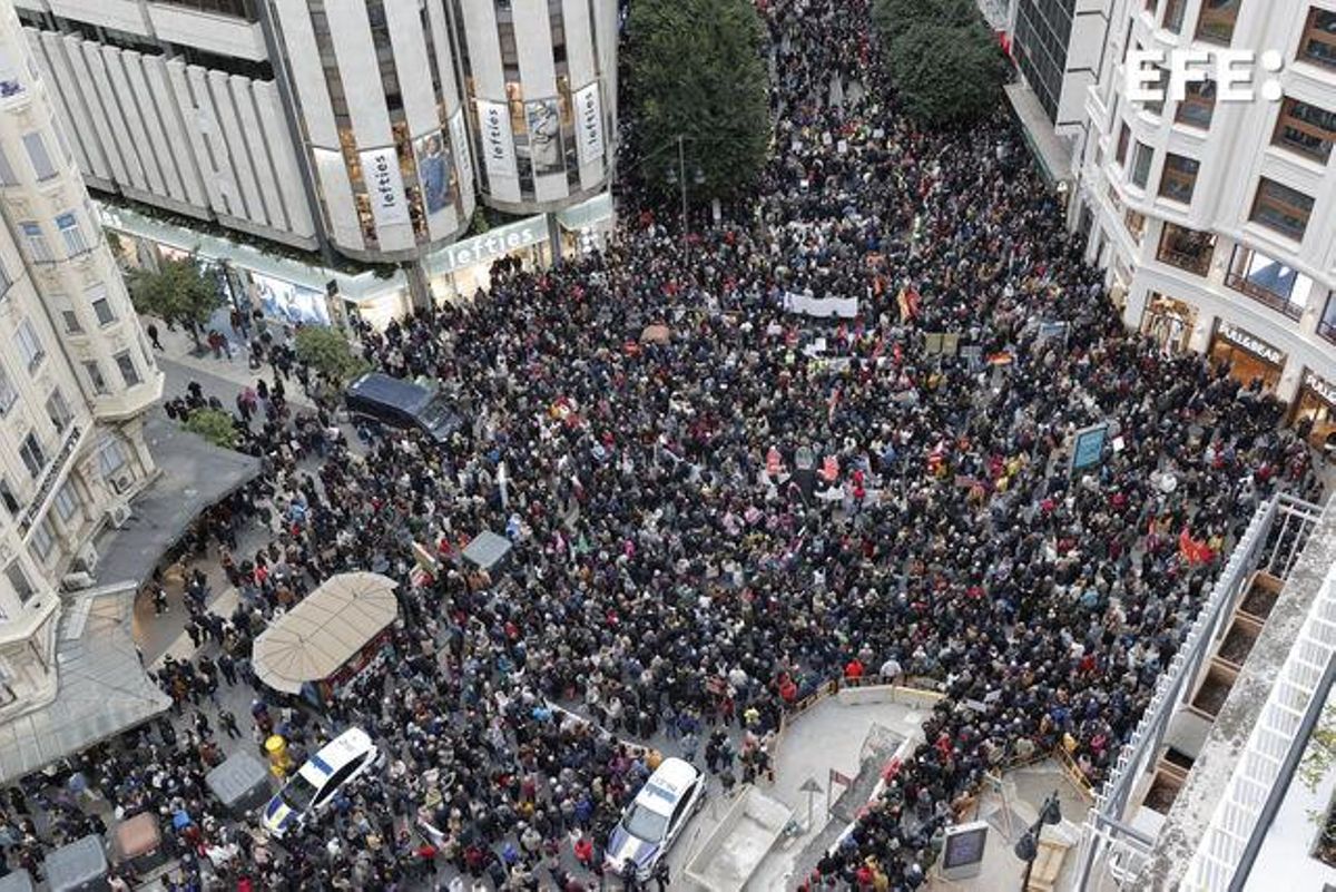 Panorámica de la manifestación celebrada este sábado en València contra el presidente de la Generalitat, Carlos Mazón, por su nefasta gestión de la dana del pasado 29 de octubre, en la que han participado miles de personas. EFE/Manuel Bruque