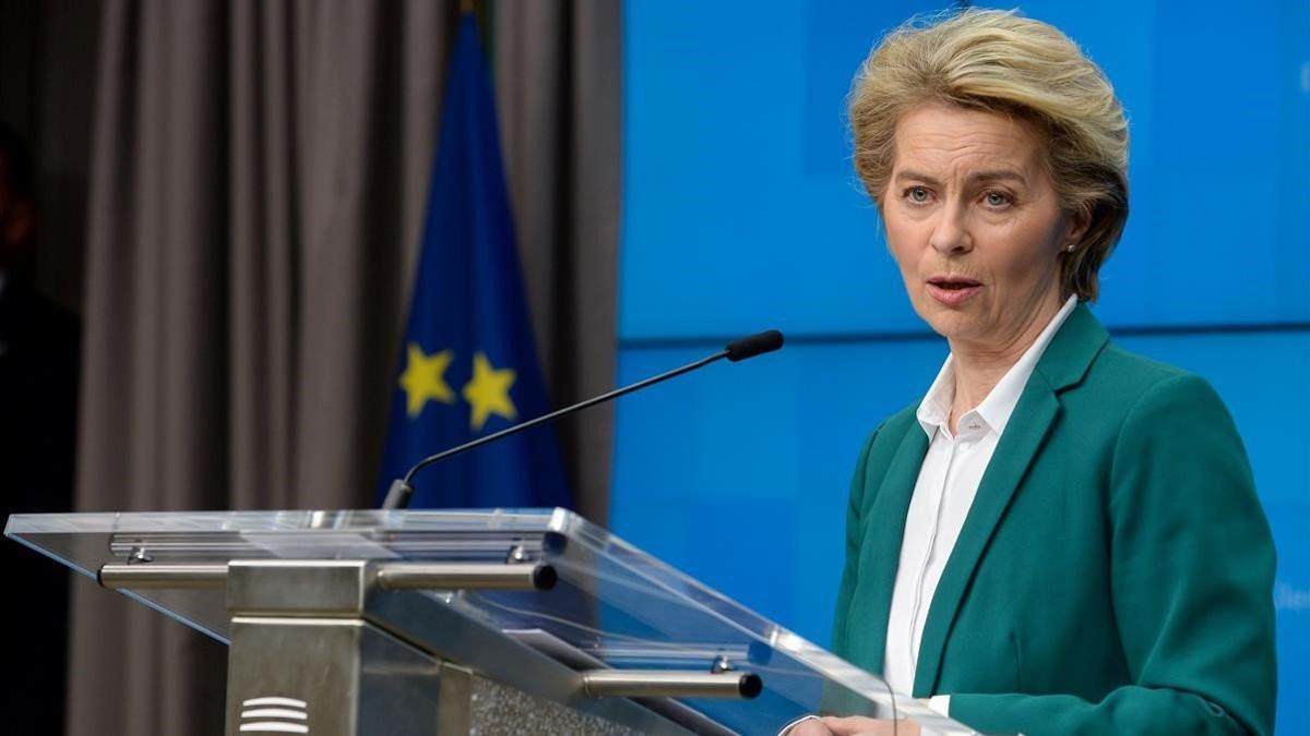 La presidenta de la Comisión Europea Ursula von der Leyen, en una conferencian de prensa en Bruselas, el 16 de marzo del 2020