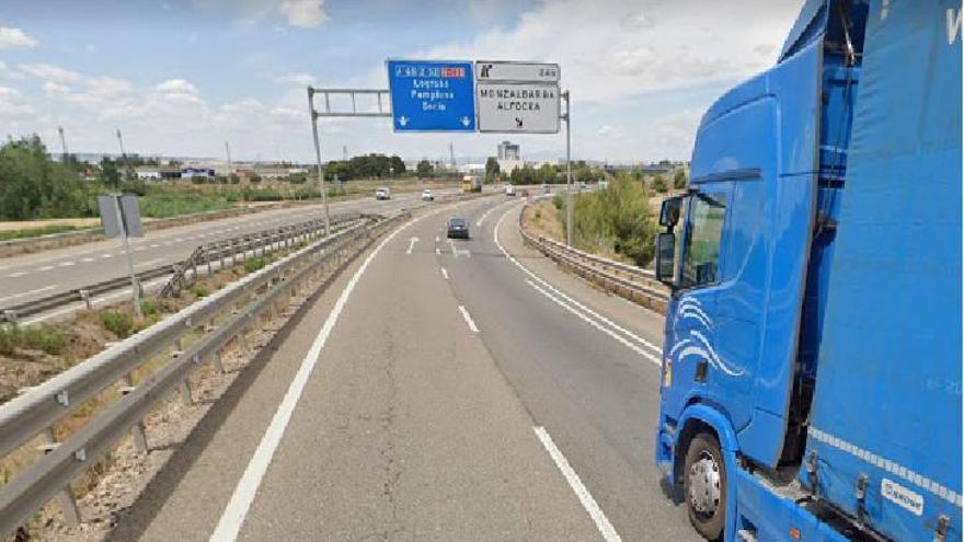 La autovía A-68, a la altura del tramo donde se incendió un coche este viernes.