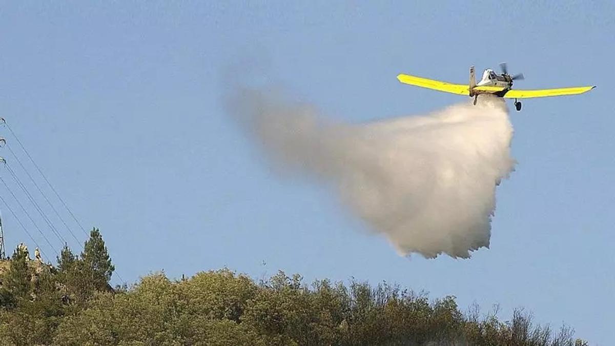 Una avioneta descargando sobre Ourense