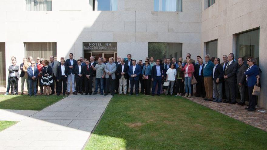 Foto de familia de los asistentes a la reunión.