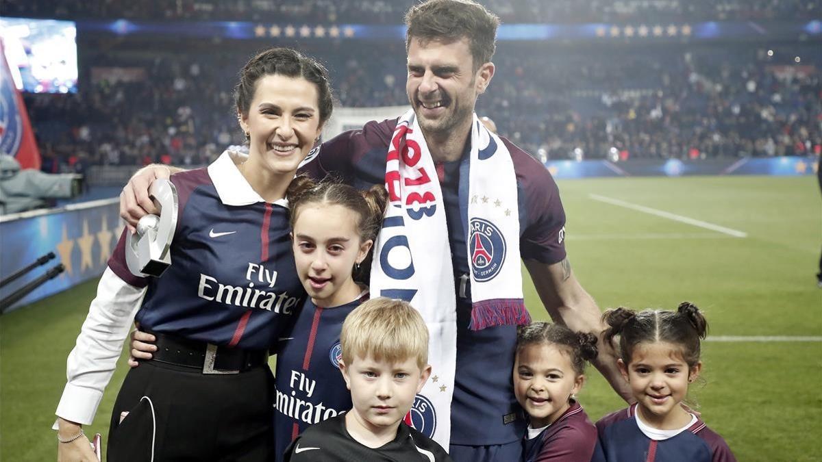 Motta se despide de la afición del Paris Sg junto a su esposa y sus hijas.