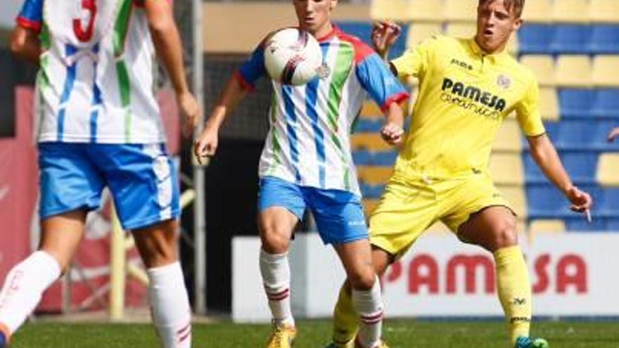 El amarillo Raúl Cabedo presiona a un rival del Kelme.