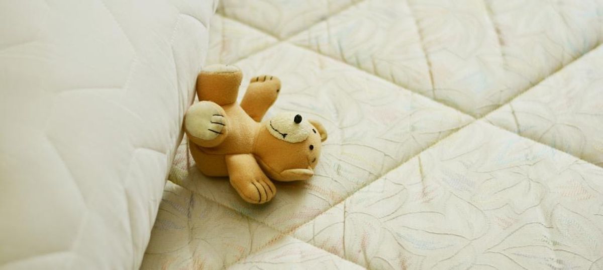 El truco de limpieza para eliminar las manchas amarillas del colchón