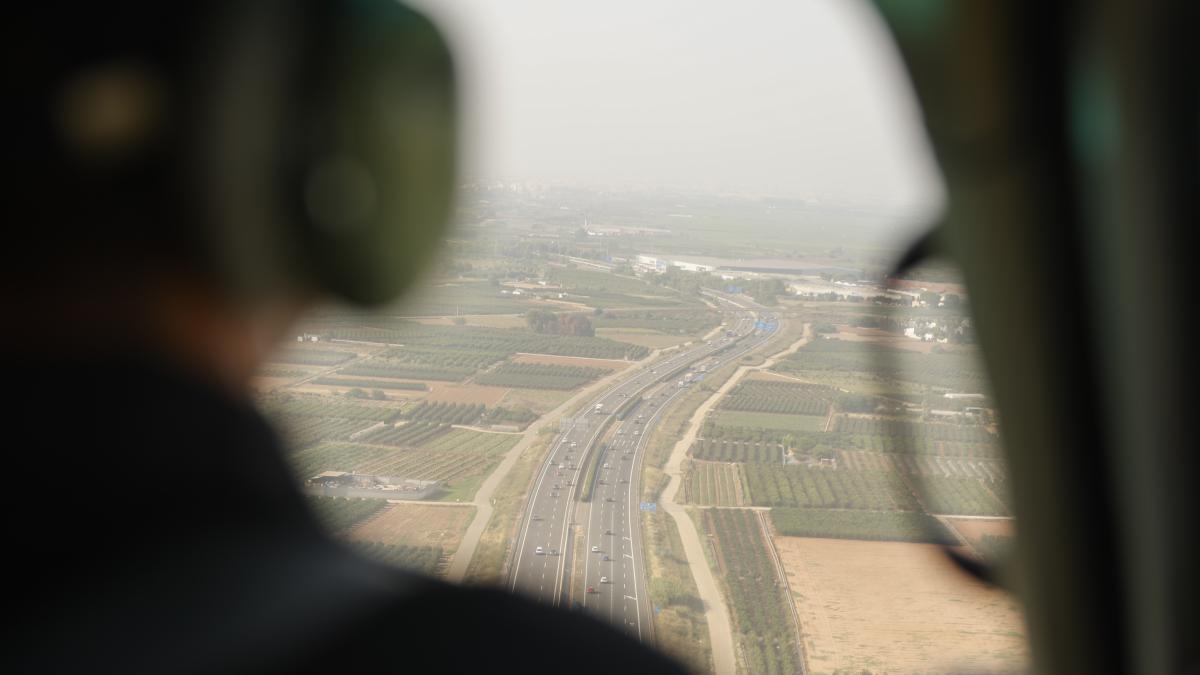 El piloto del helicóptero de la DGT sobrevuela la A-3.