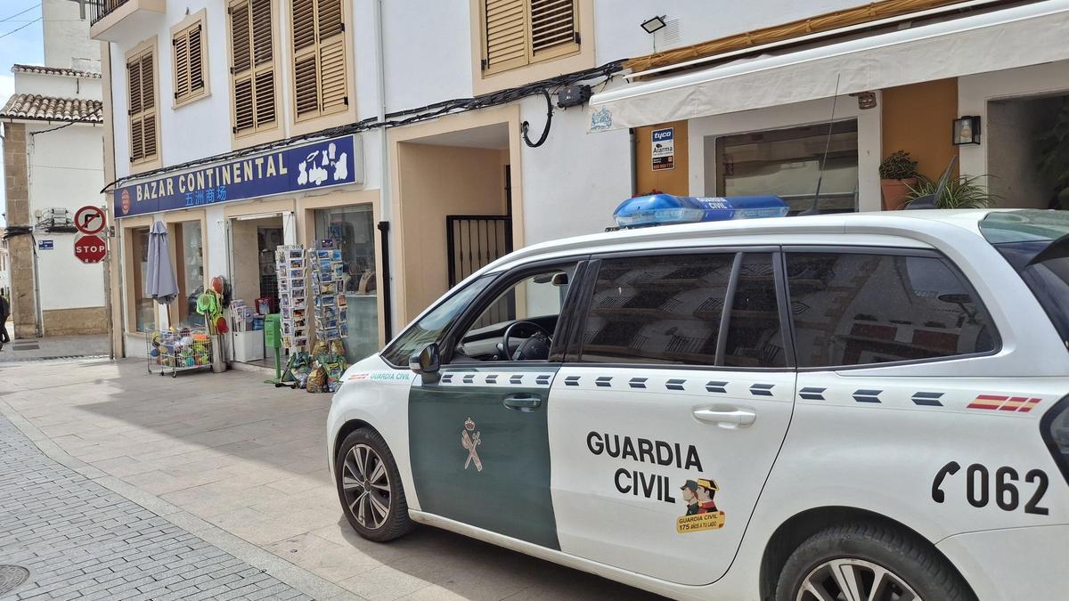 Un vehículo de la Guardia Civil ante la finca donde residía el fallecido