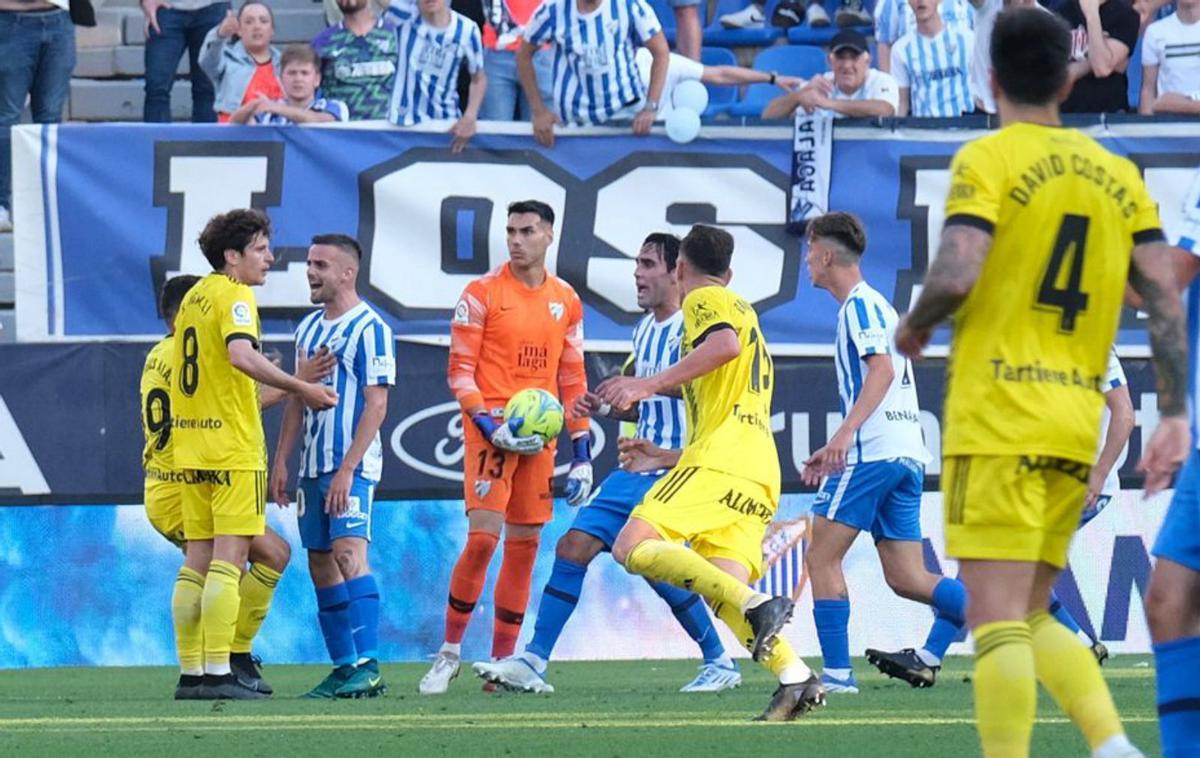 Dani Martín, con el balón en la mano, frente al Oviedo. | GREGORIO MARRERO